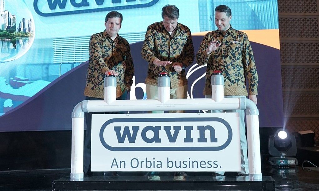 Tiga eksekutif menekan tombol peluncuran Wavin PVC+